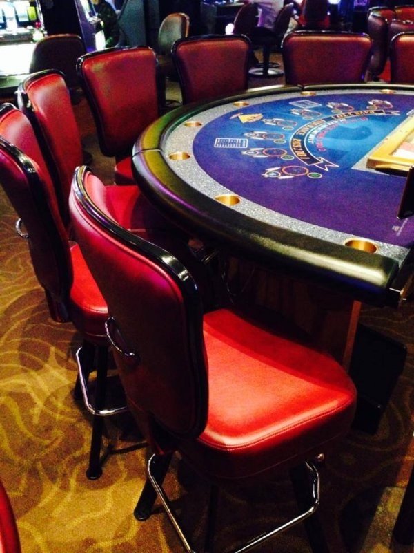 does northern lights casino have poker tables