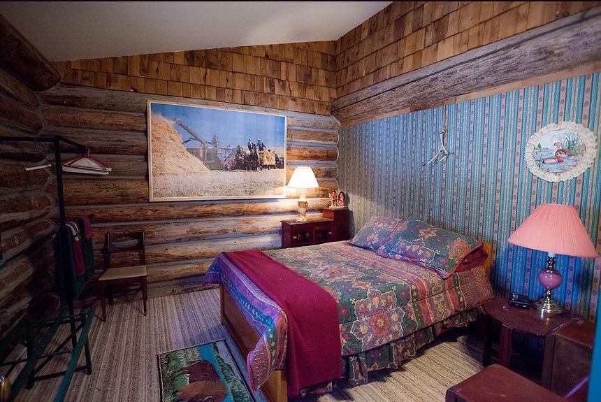 Spring Valley Guest Ranch - Log cabin guest lodging in the Wood Room